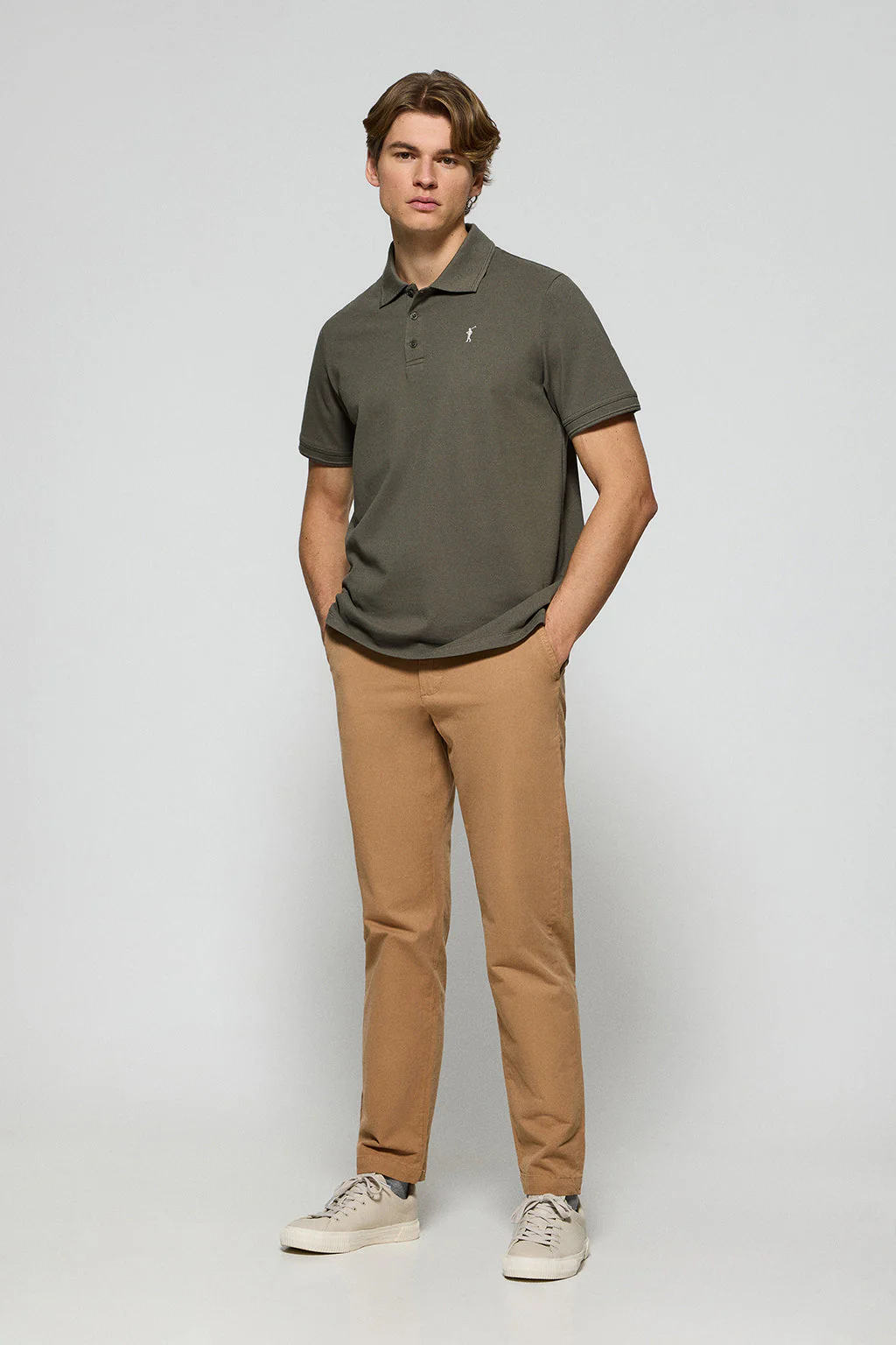 Polo de tres botones verde militar con logo bordado Rigby Go - Image 3