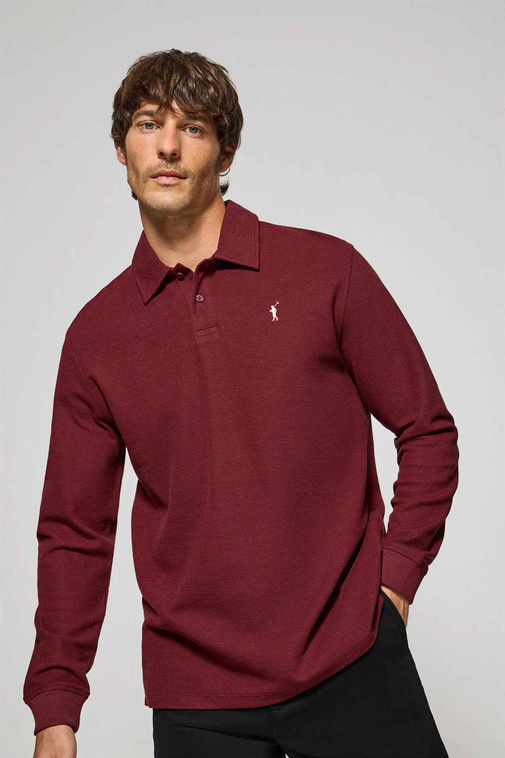 Polo de manga larga granate con dos botones y logo Rigby Go