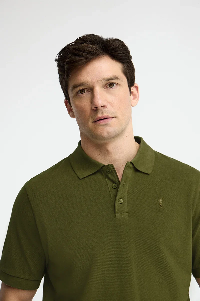 Polo verde musgo teñido en prenda con logo bordado Rigby Go