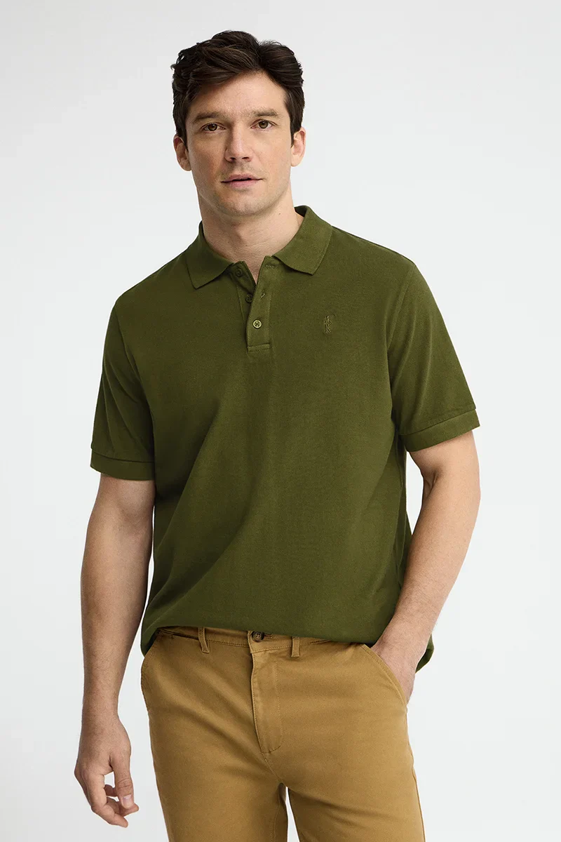 Polo verde musgo teñido en prenda con logo bordado Rigby Go - Image 2