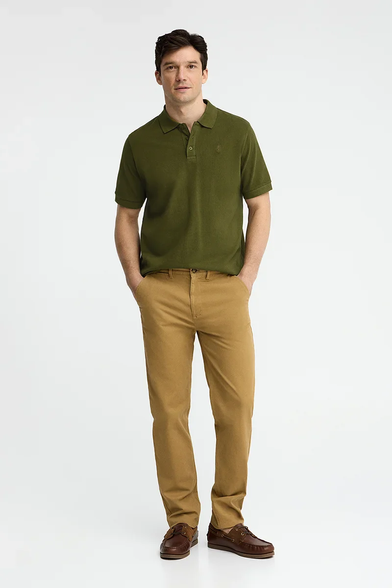 Polo verde musgo teñido en prenda con logo bordado Rigby Go - Image 3