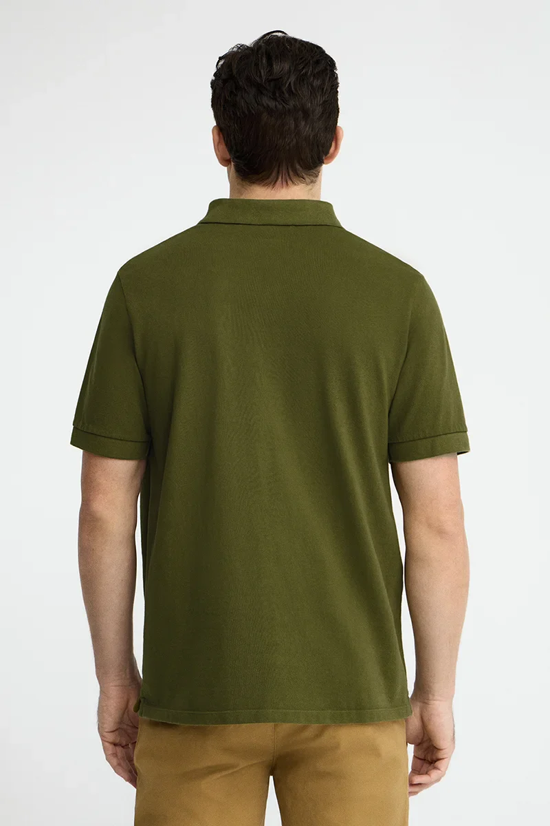 Polo verde musgo teñido en prenda con logo bordado Rigby Go - Image 4