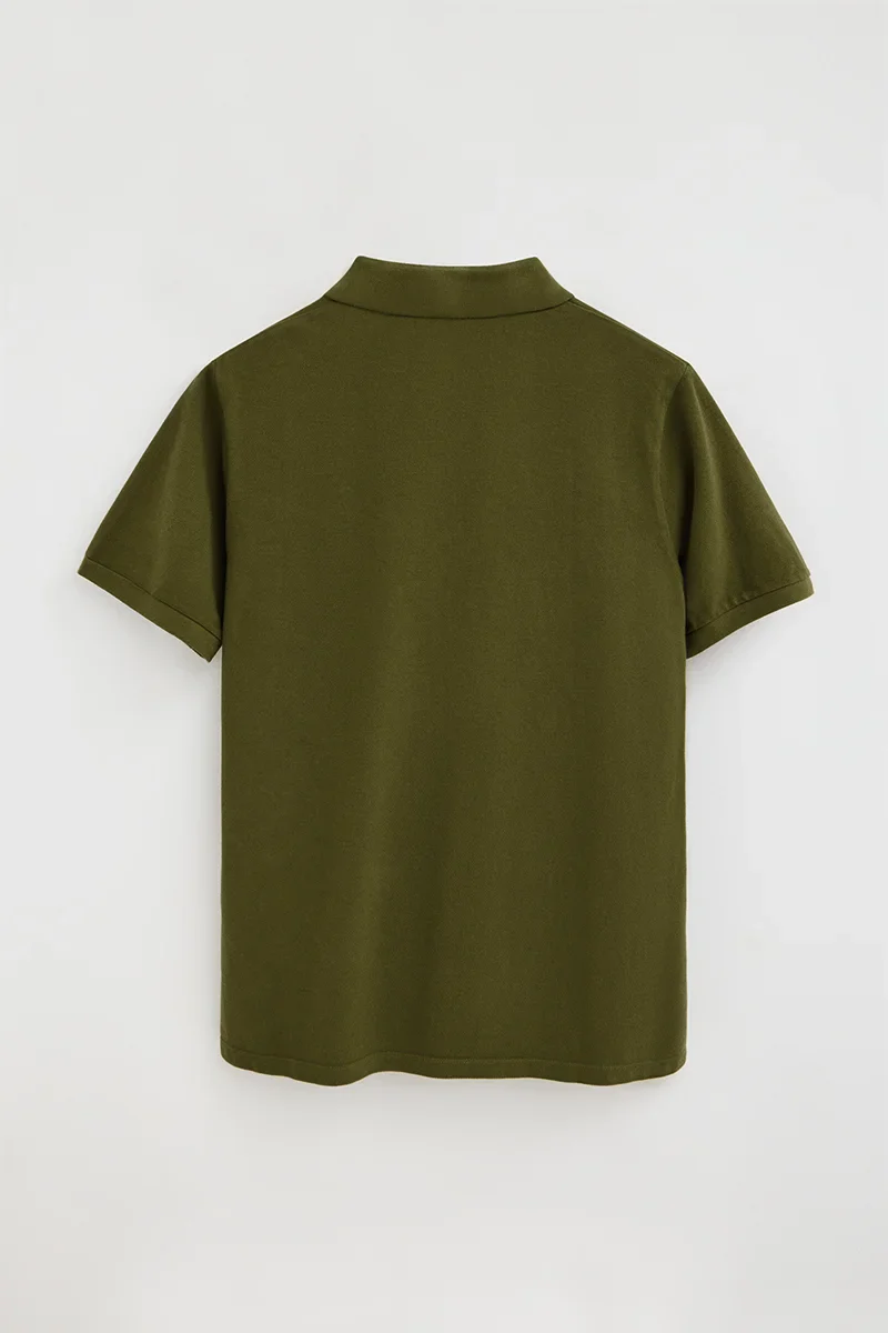 Polo verde musgo teñido en prenda con logo bordado Rigby Go - Image 7
