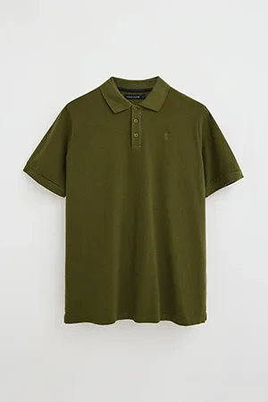 Polo verde musgo teñido en prenda con logo bordado Rigby Go - Image 9