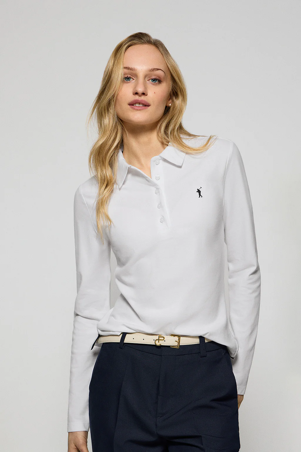 Polo Priyanka blanco de cinco botones con bordado Rigby Go