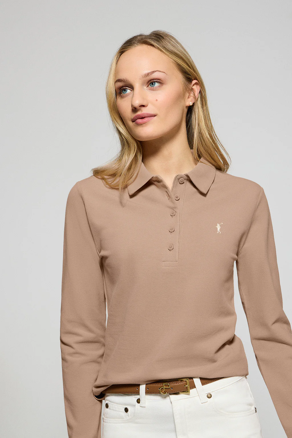Polo Priyanka marrón suave de cinco botones con bordado Rigby Go