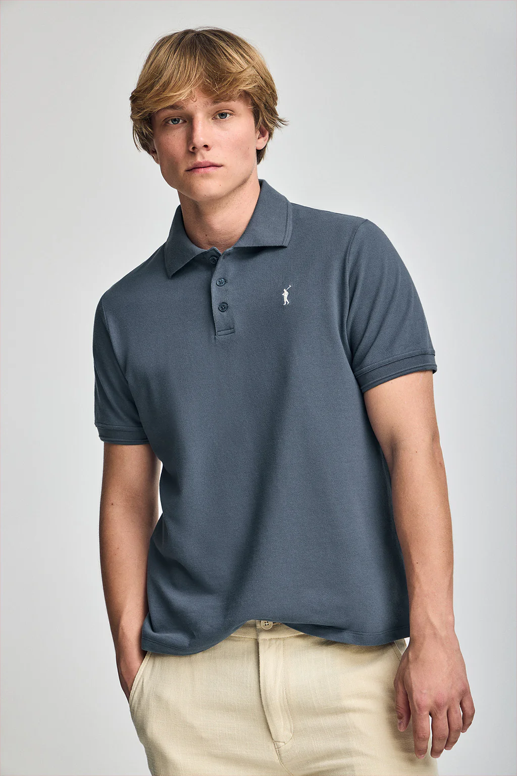 Polo azul denim de manga corta y tres botones con logo bordado Rigby Go