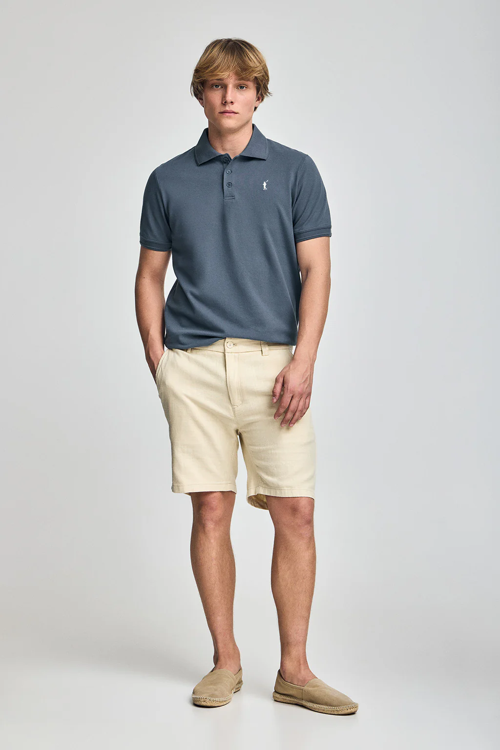 Polo azul denim de manga corta y tres botones con logo bordado Rigby Go - Image 3