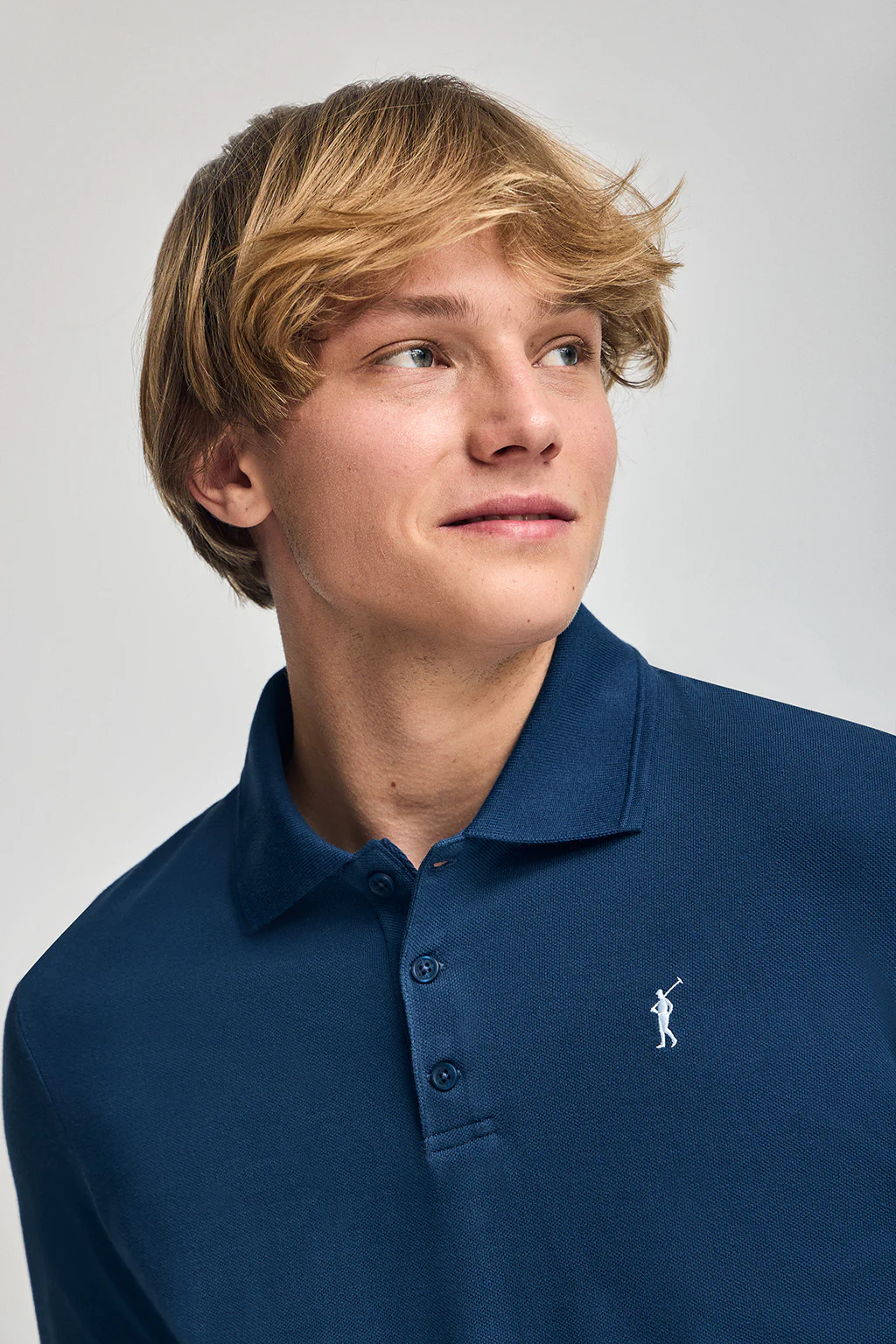 Polo azul índigo de manga corta y tres botones con logo bordado Rigby Go - Image 3