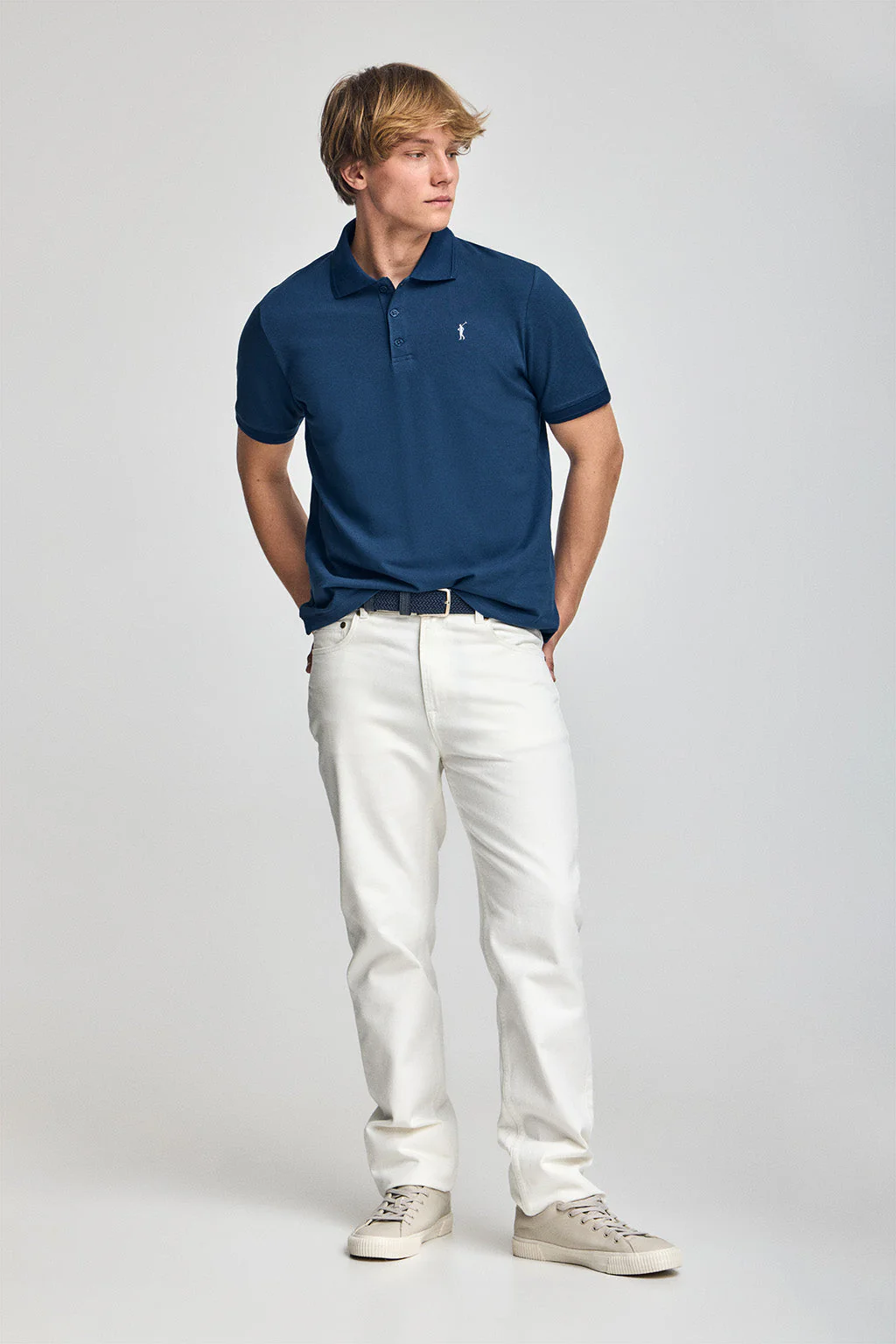 Polo azul índigo de manga corta y tres botones con logo bordado Rigby Go - Image 4
