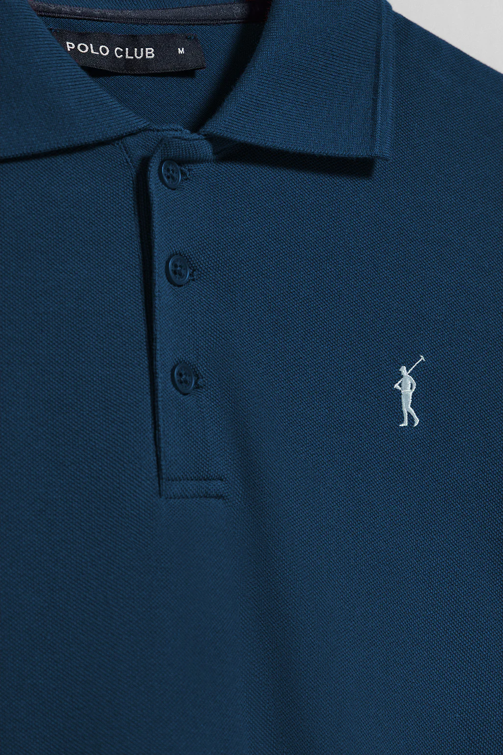 Polo azul índigo de manga corta y tres botones con logo bordado Rigby Go - Image 7