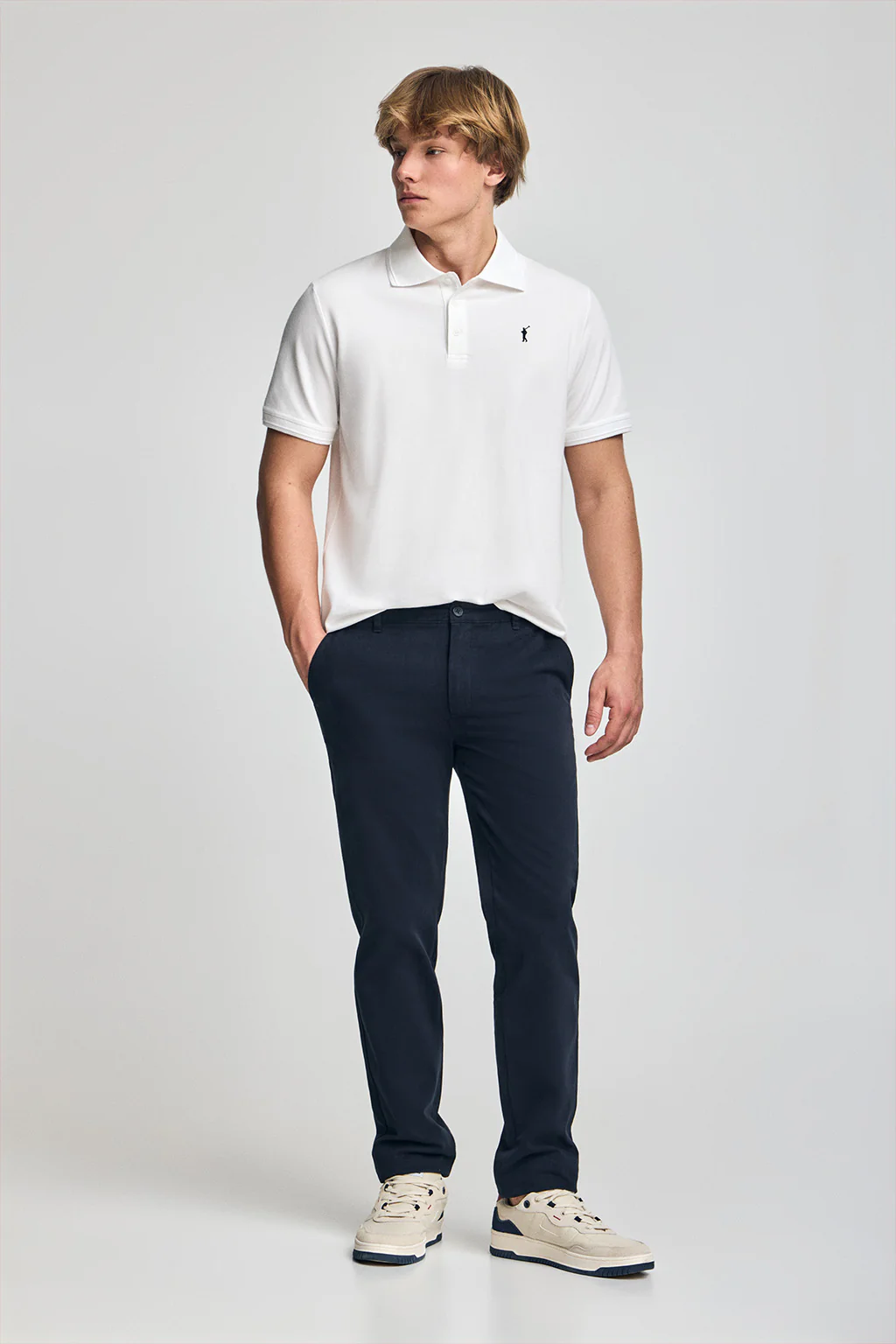 Polo blanco de manga corta y tres botones con logo bordado Rigby Go - Image 3