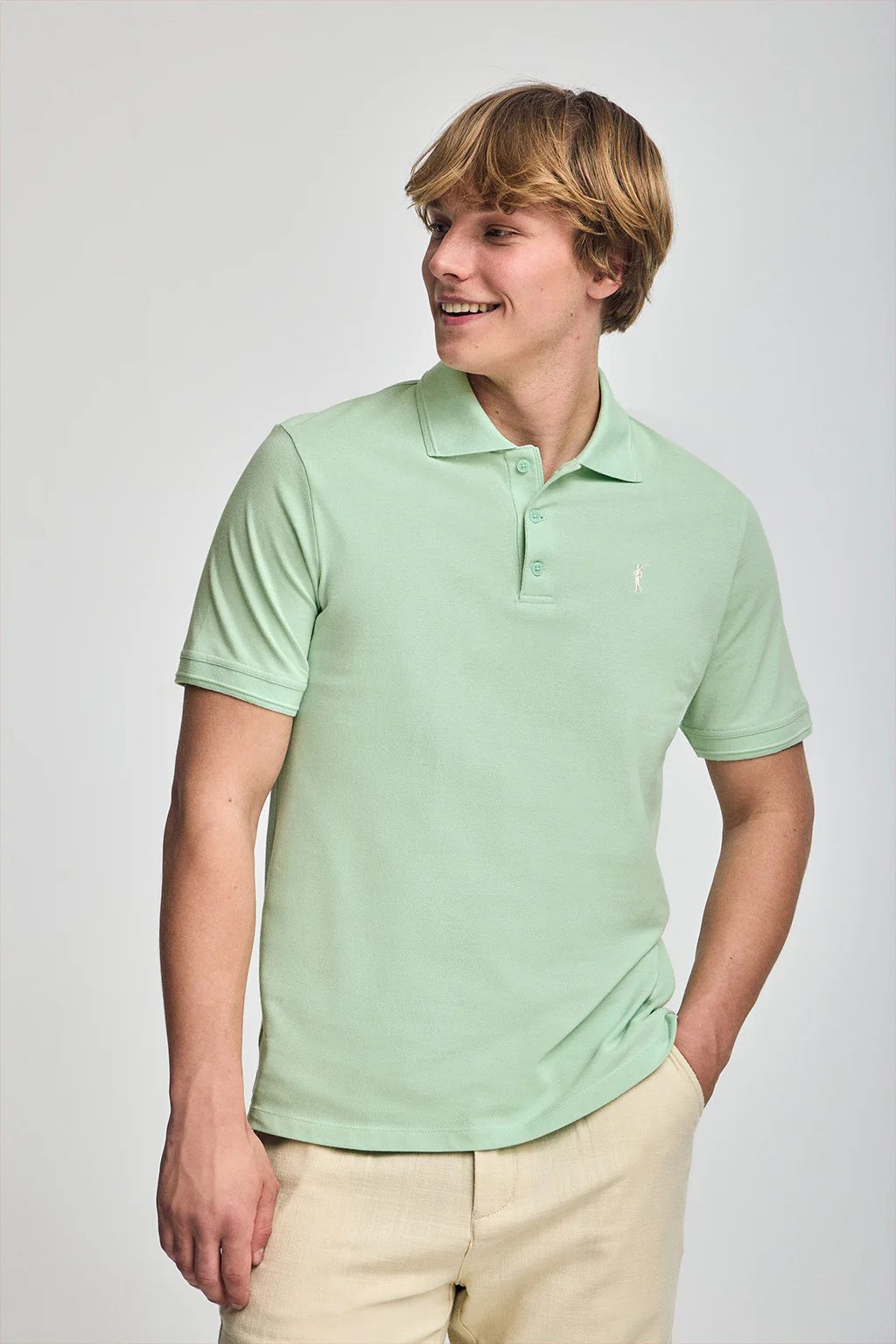 Polo color menta de manga corta y tres botones con logo bordado Rigby Go