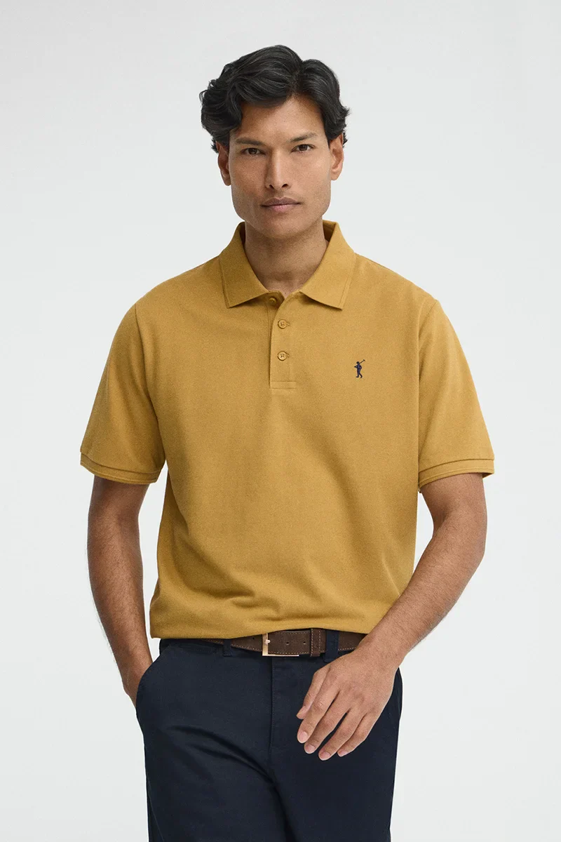 Polo color mostaza de manga corta con logo bordado Rigby Go
