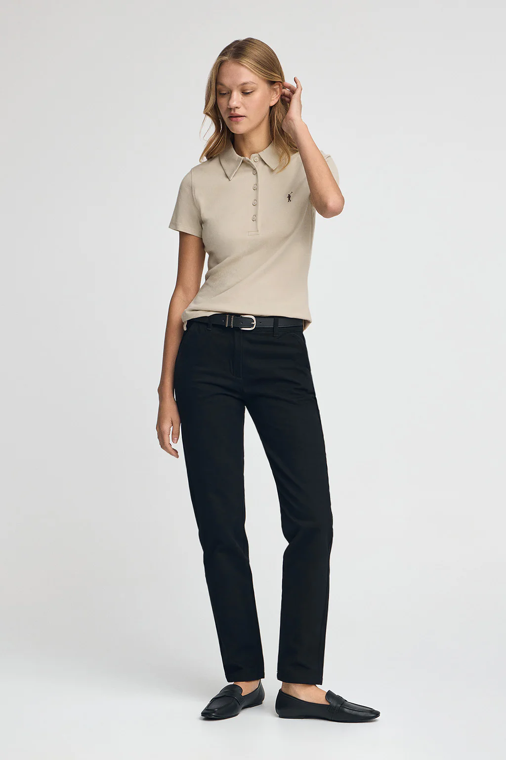 Polo beige de piqué con cuello cinco botones y bordado Rigby Go - Image 3