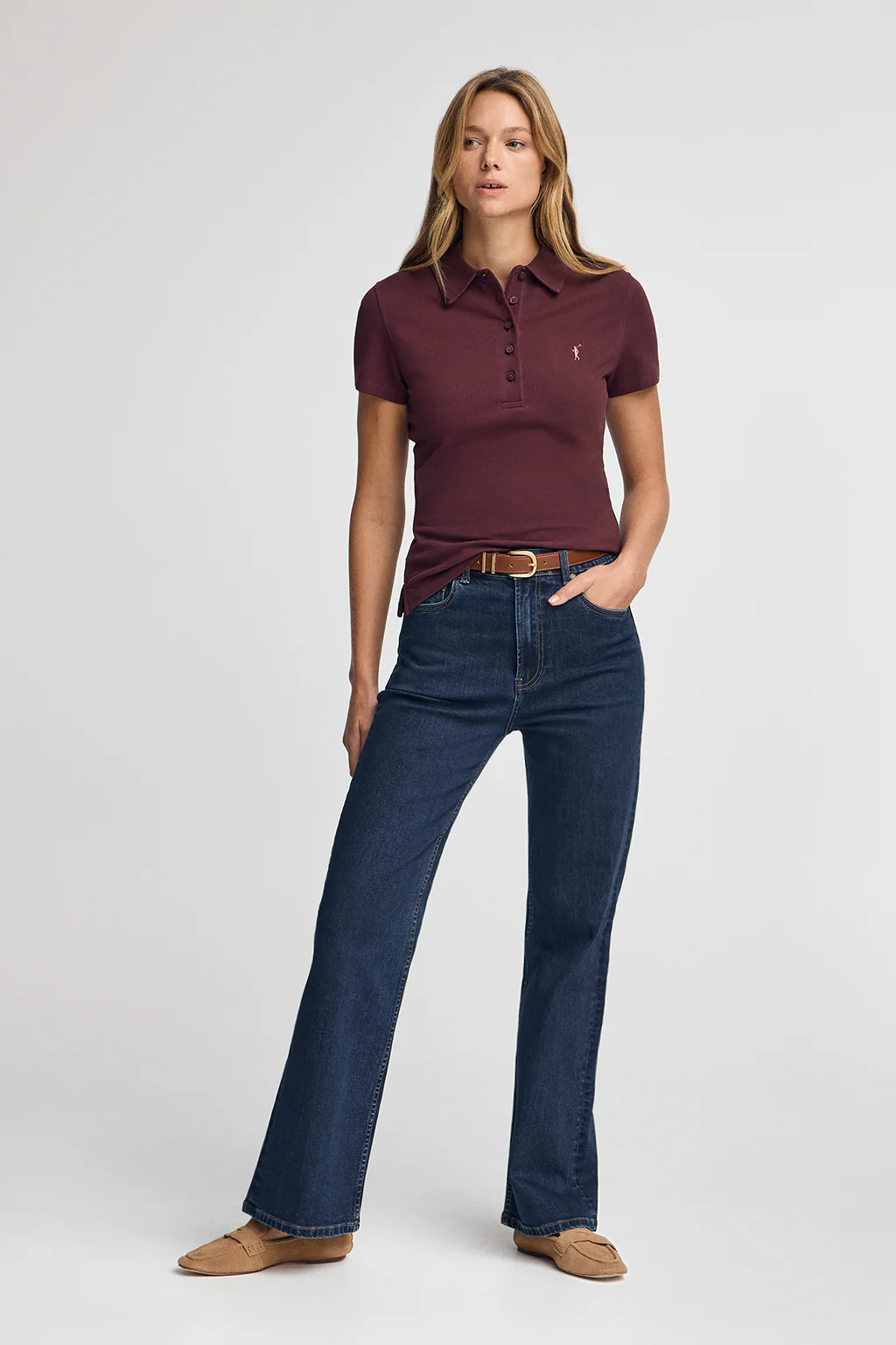 Polo borgoña de piqué con cuello cinco botones y bordado Rigby Go - Image 3