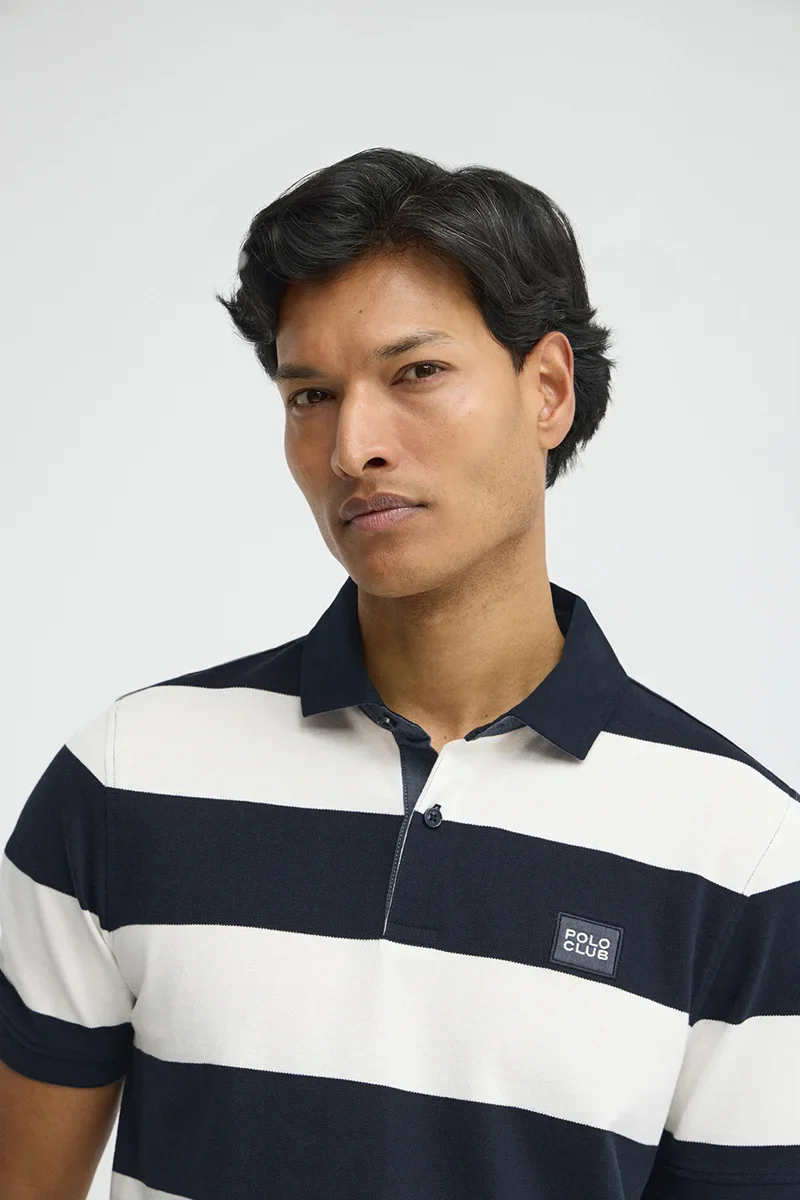 Polo de rayas azul marino y color crudo con parche denim Polo Club - Image 3