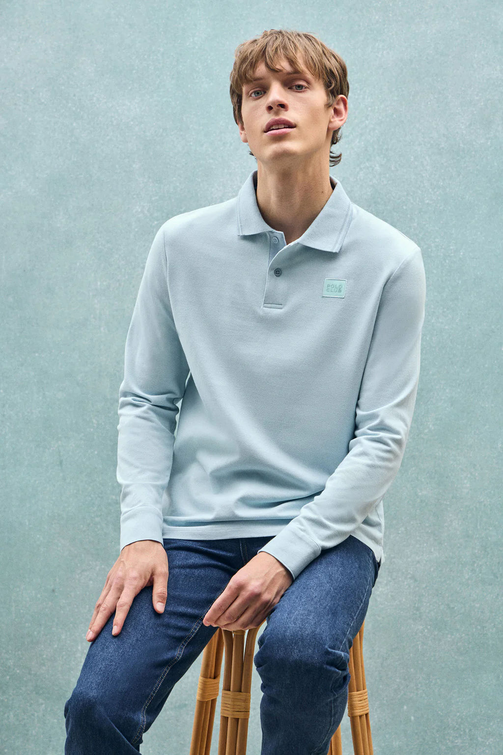 Polo azul claro de manga larga y dos botones con parche logotipado - Image 4