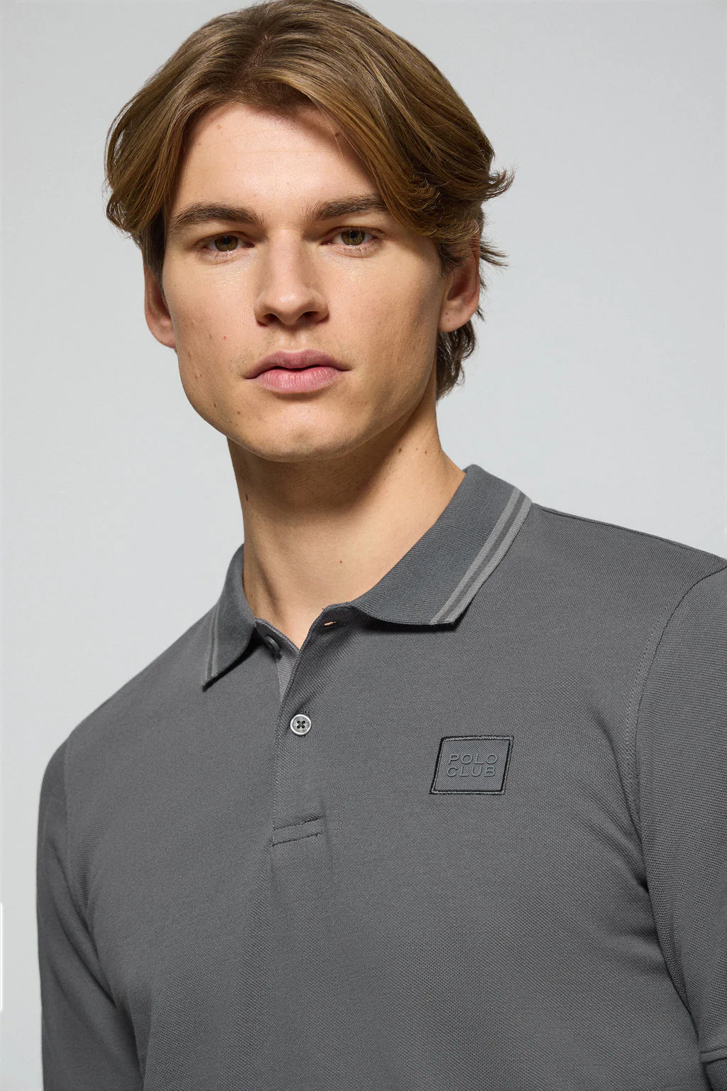 Polo de dos botones en color asfalto con logo Polo Club - Image 3