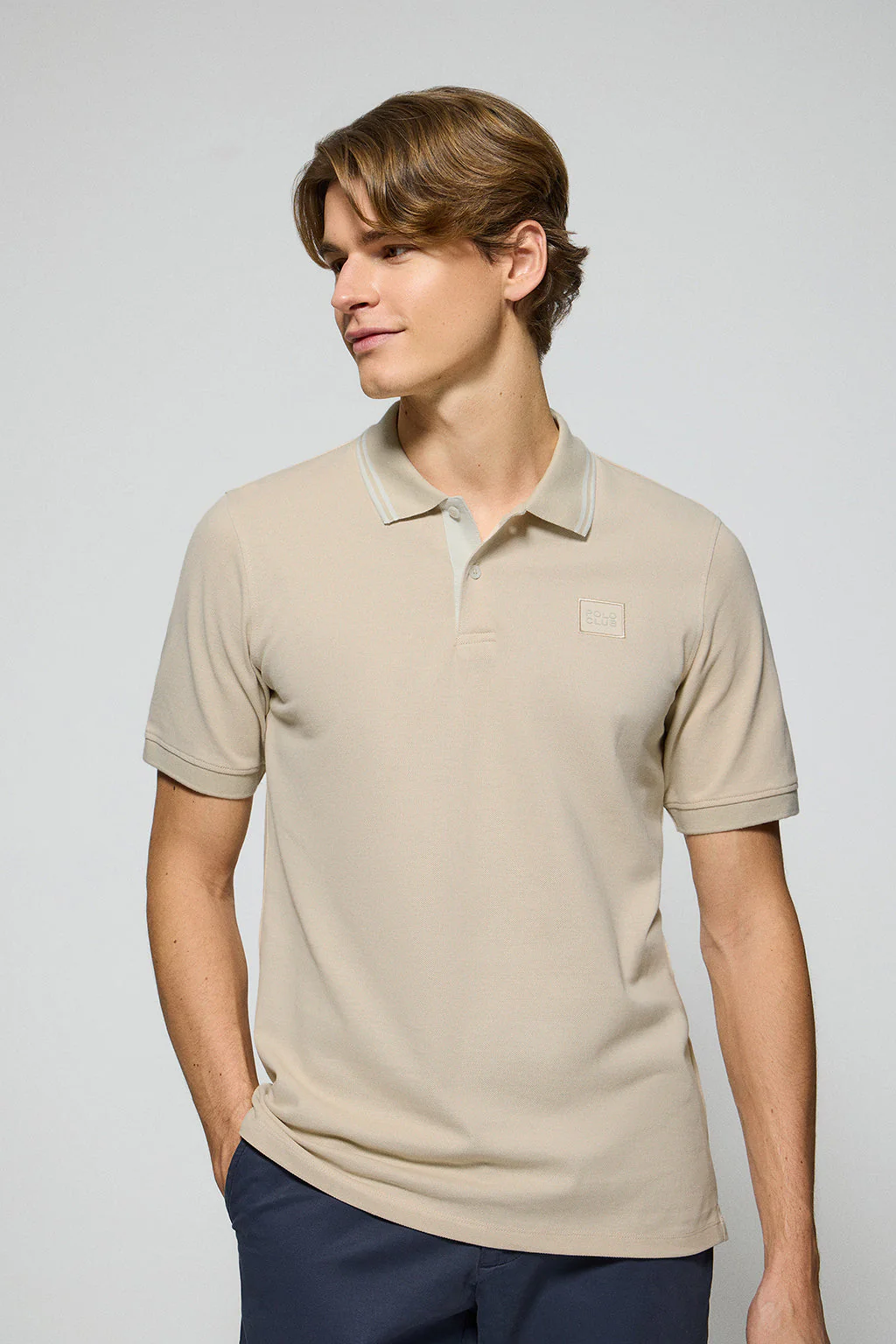 Polo de dos botones en beige con logo Polo Club - Image 2