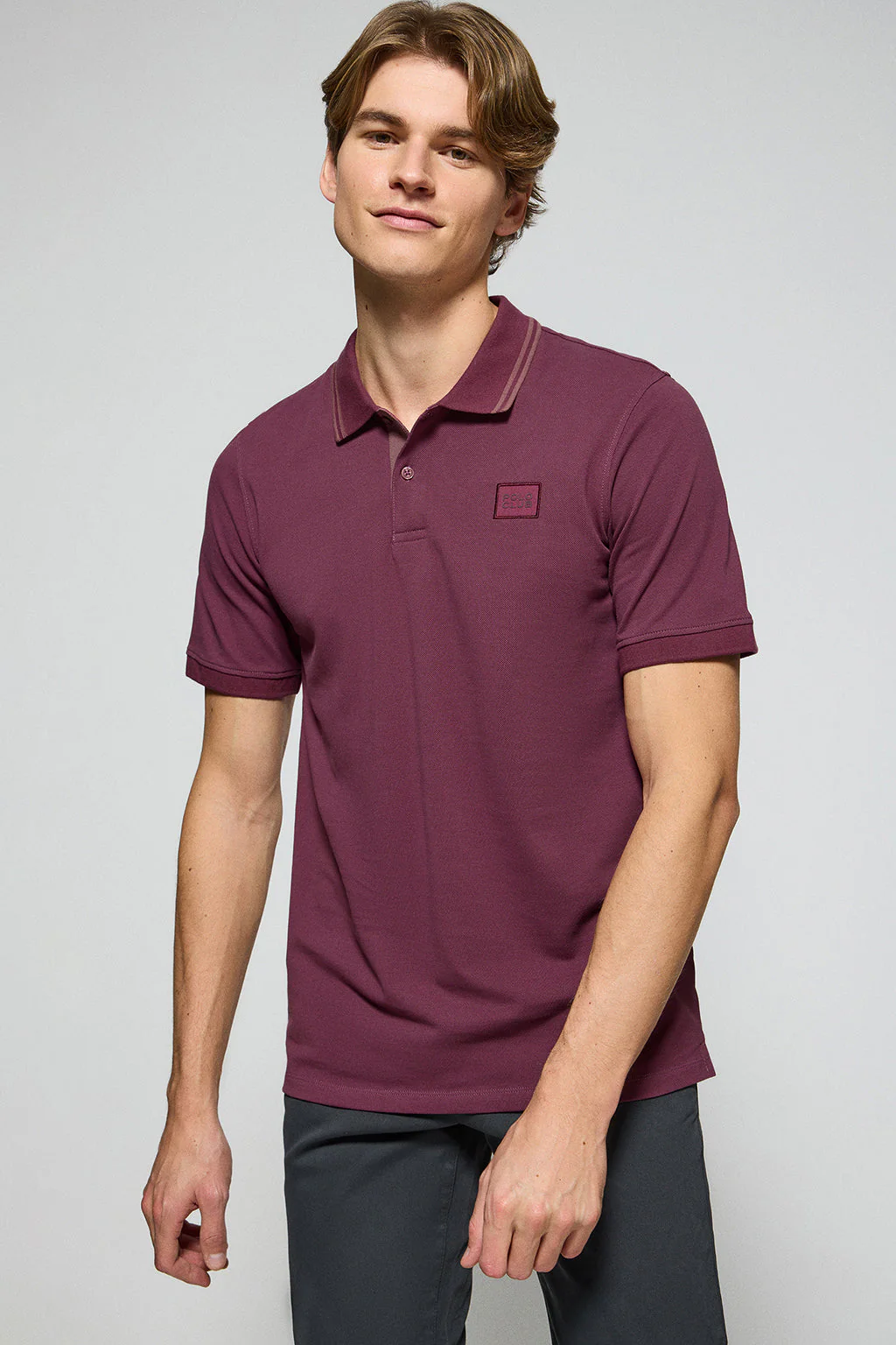 Polo de dos botones en color ciruela con logo Polo Club