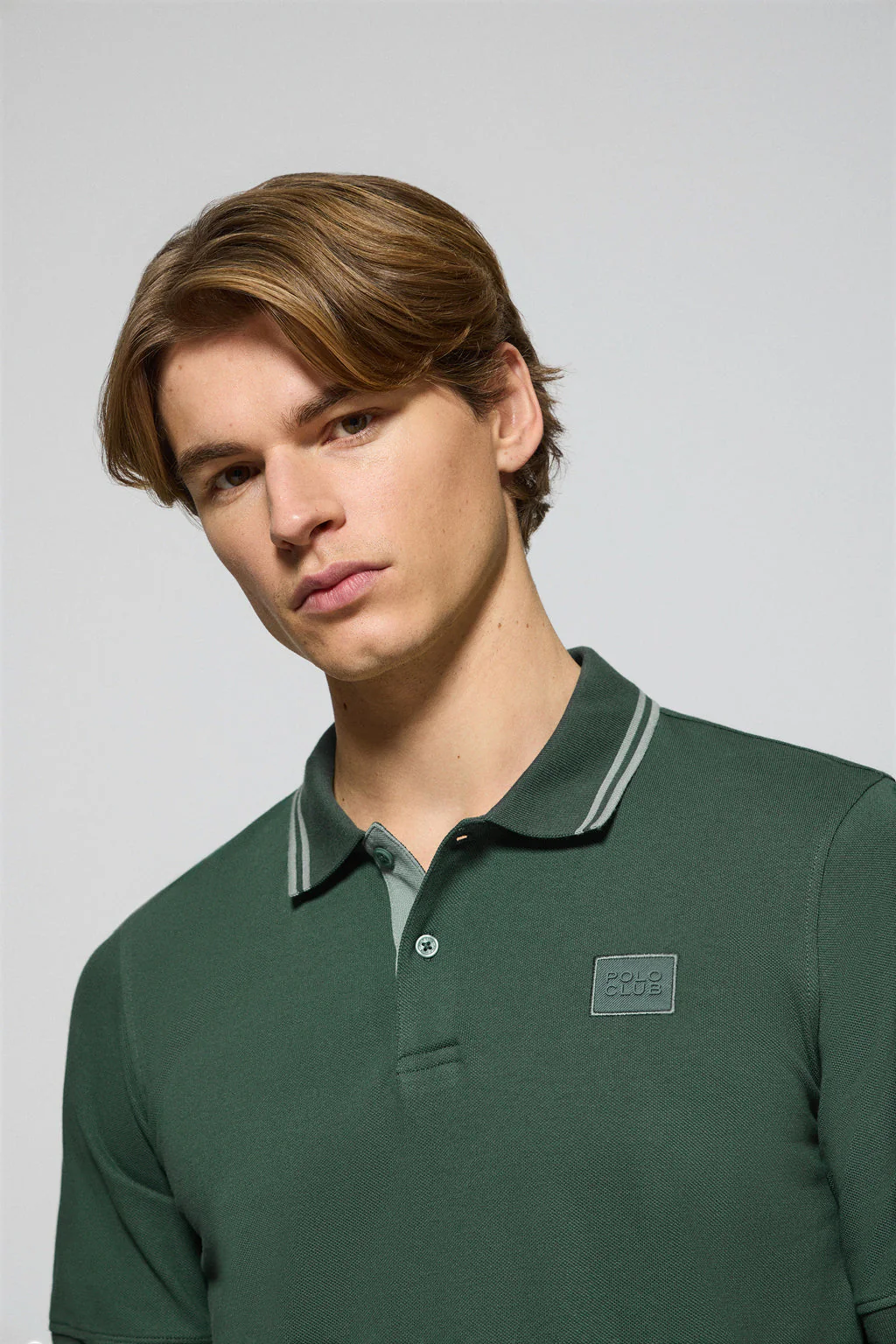 Polo de dos botones en verde con logo Polo Club - Image 3