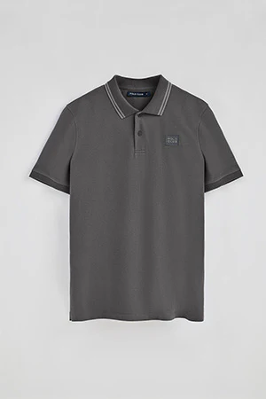 Polo gris asfalto de manga corta y dos botones con detalle en el pecho - Image 6