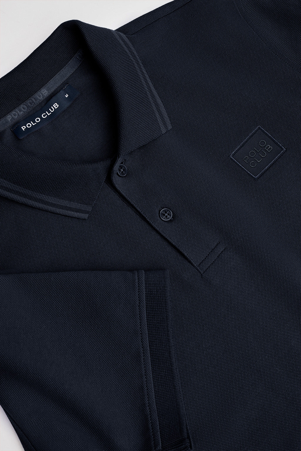 Polo azul marino de manga corta y dos botones con detalle en el pecho - Image 7