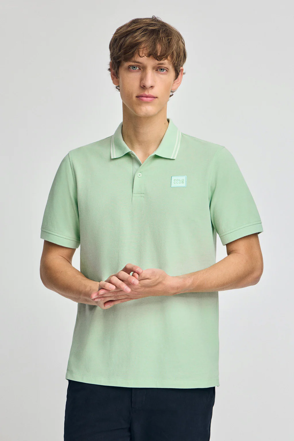 Polo color menta de manga corta y dos botones con detalle en el pecho