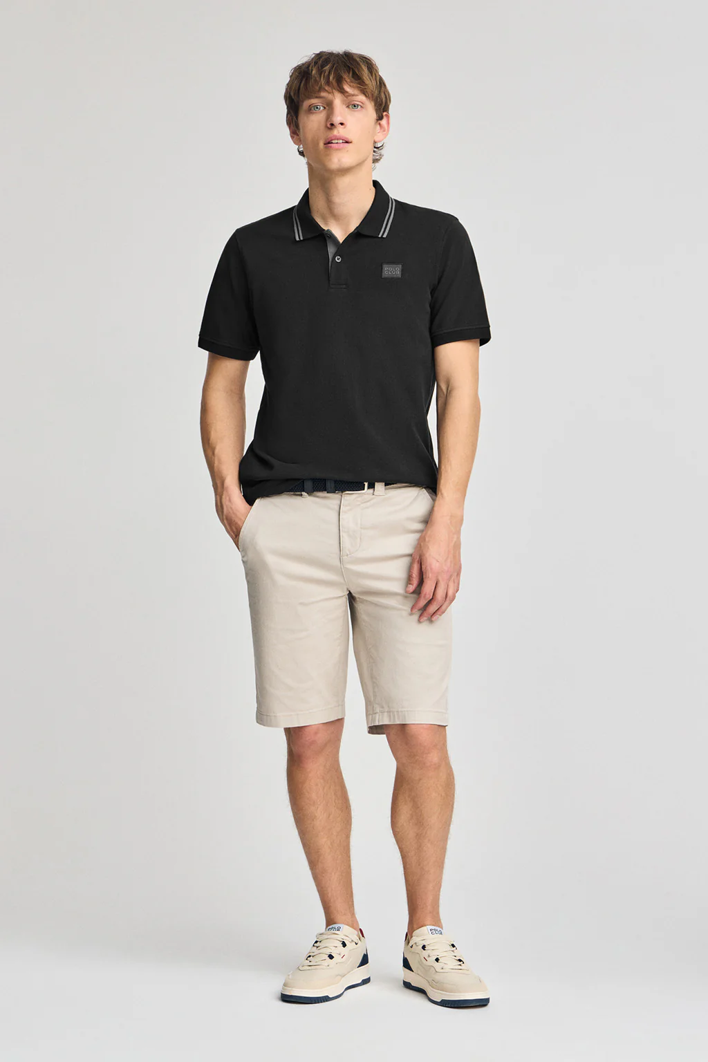 Polo negro de manga corta y dos botones con detalle en el pecho - Image 3
