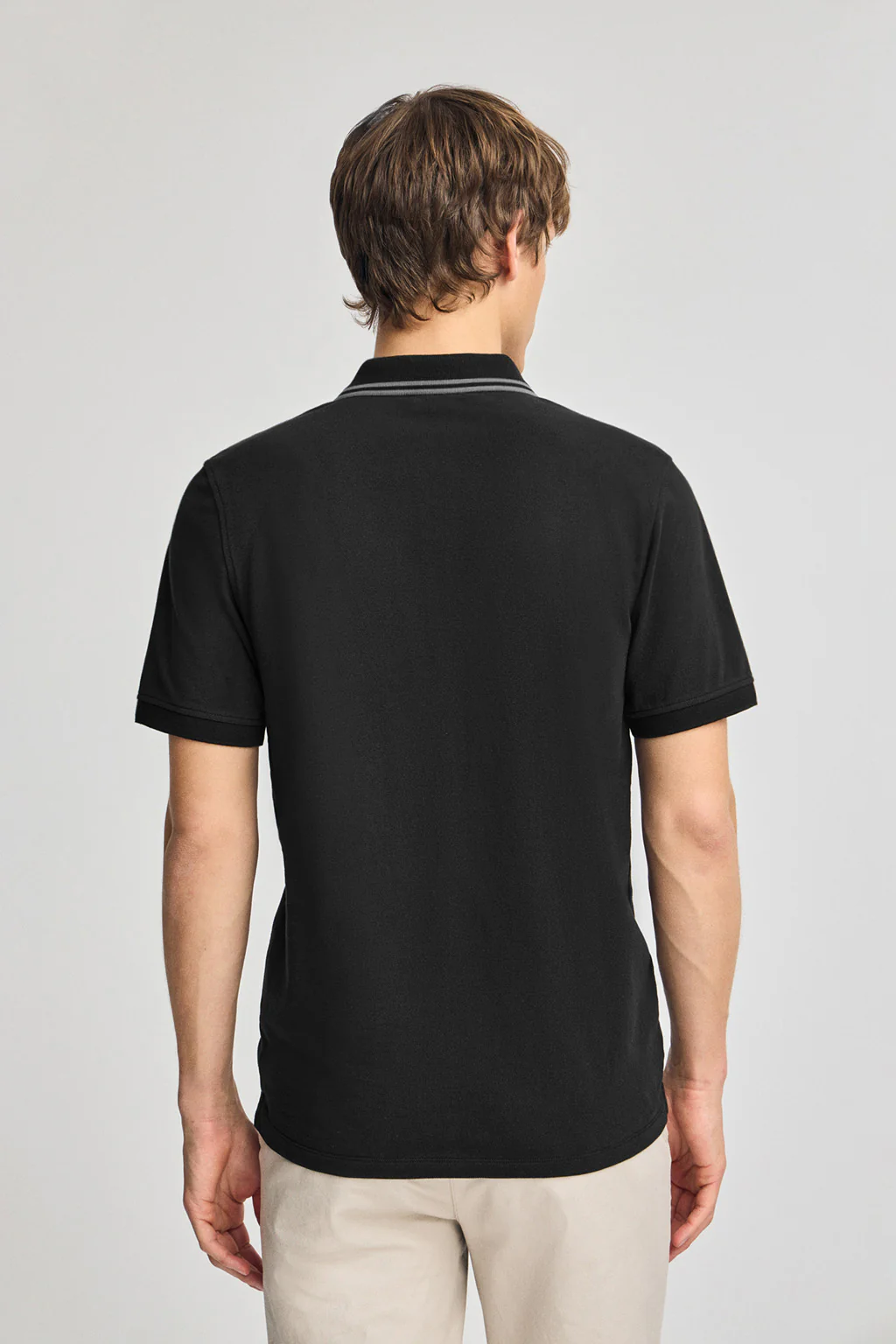 Polo negro de manga corta y dos botones con detalle en el pecho - Image 4
