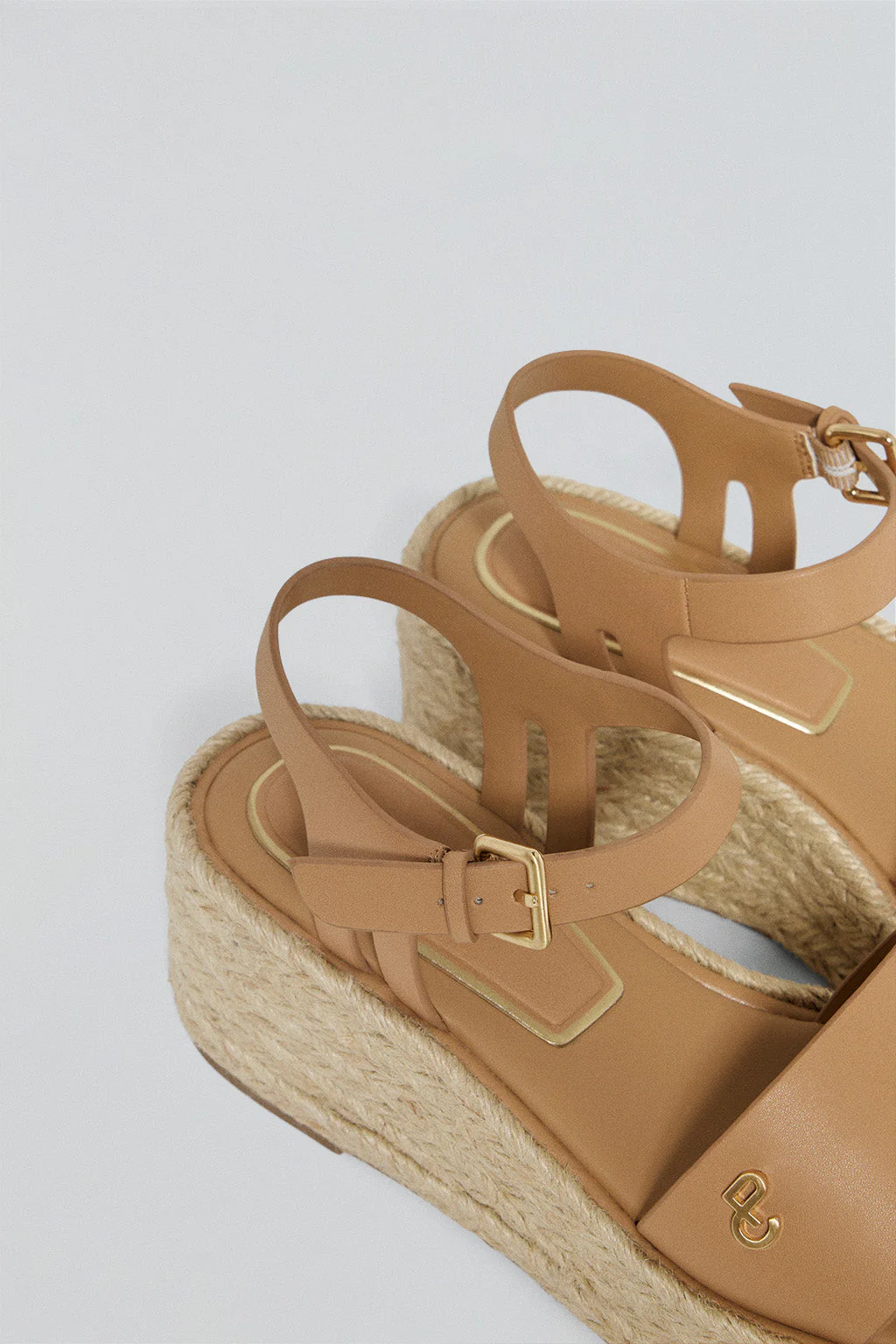 Sandalia de cuña taupe de yute Aurora con detalle metálico - Image 4