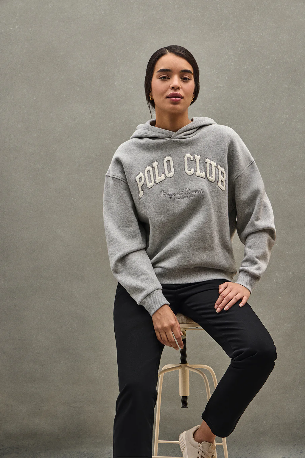 Sudadera gris vigoré con capucha y logo Established 2012 Polo Club