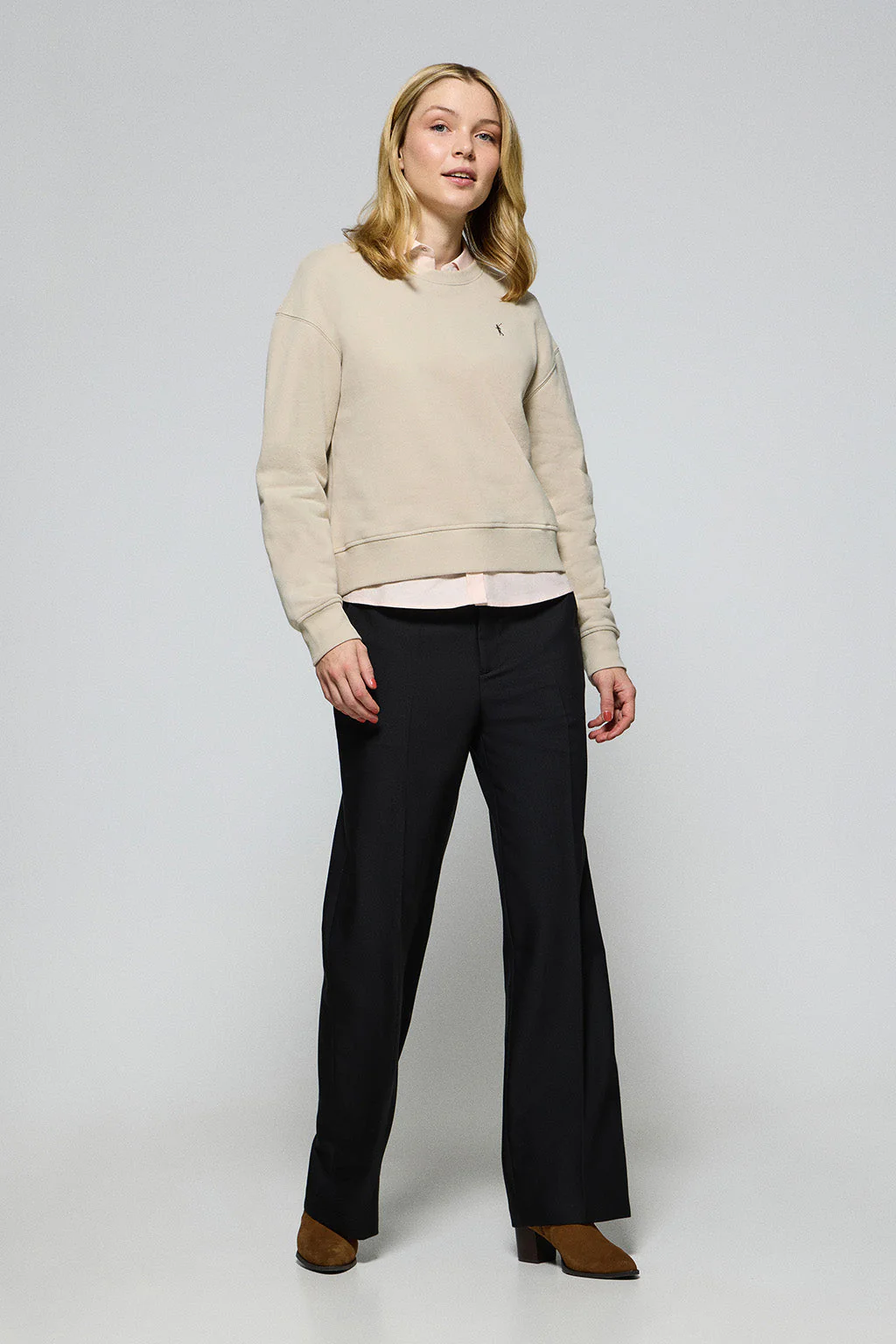 Sudadera de cuello redondo beige con logo bordado Rigby Go - Image 3