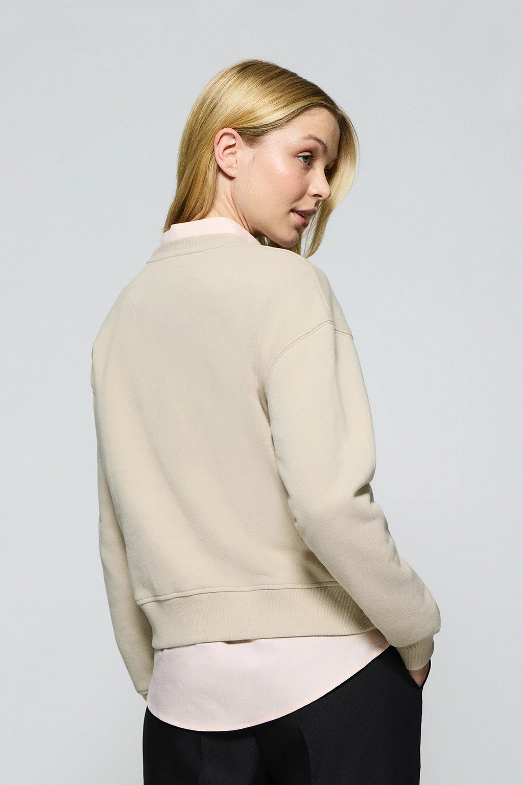 Sudadera de cuello redondo beige con logo bordado Rigby Go - Image 4