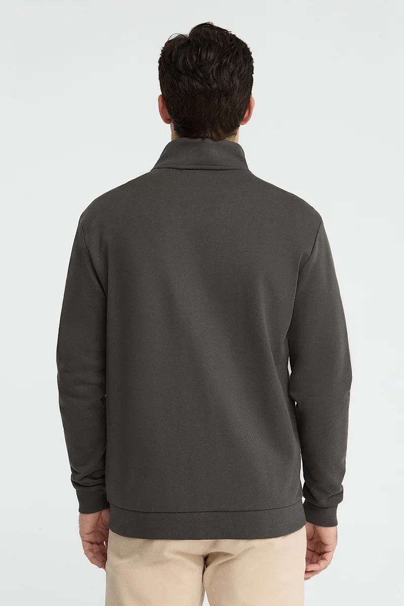 Sudadera gris oscuro de cuello alto con cremallera completa y bordado Rigby Go - Image 4