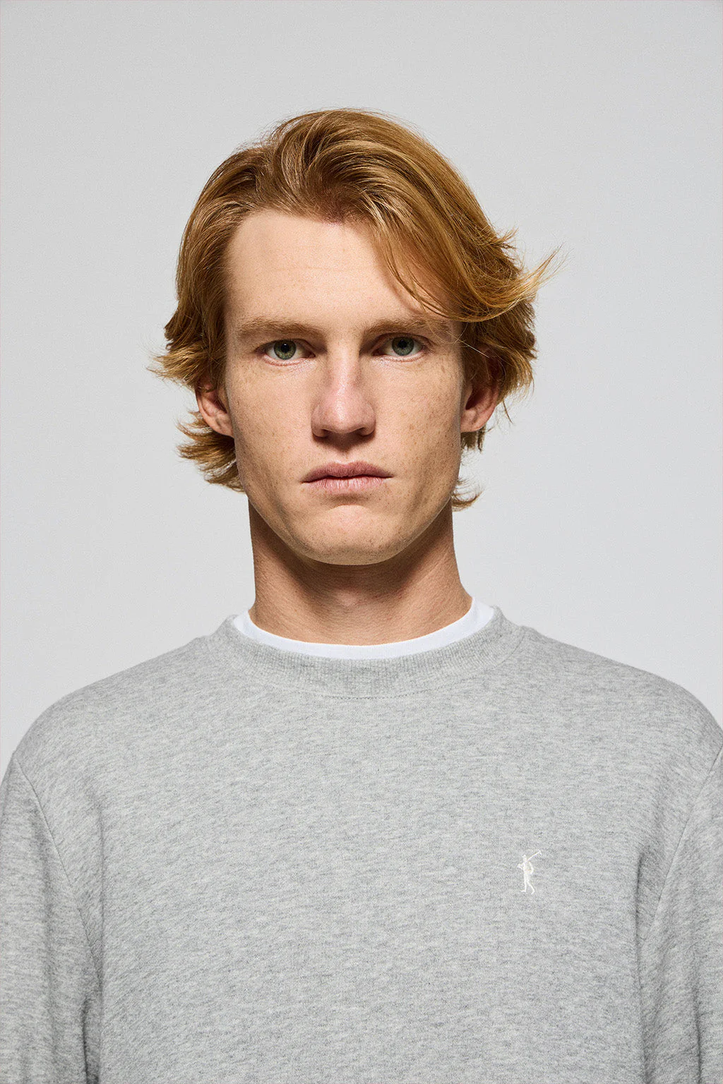 Sudadera de cuello redondo gris vigoré con logo bordado Rigby Go - Image 2