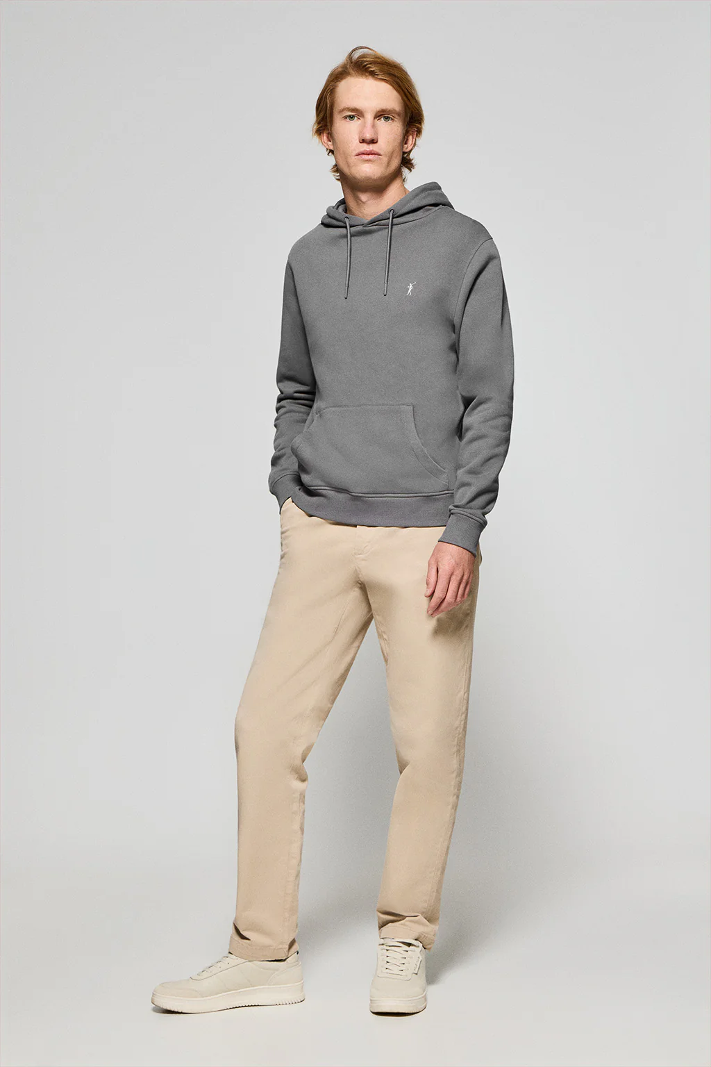Sudadera gris asfalto de capucha y bolsillos con logo bordado Rigby Go - Image 3