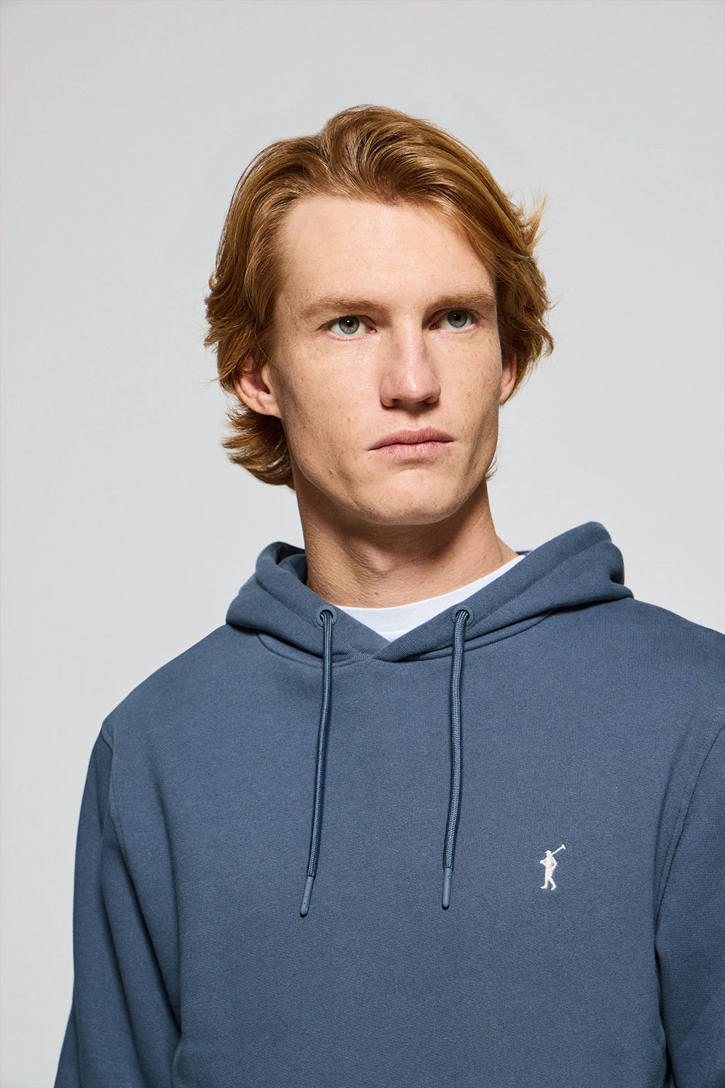 Sudadera azul denim de capucha y bolsillos con logo bordado Rigby Go - Image 2