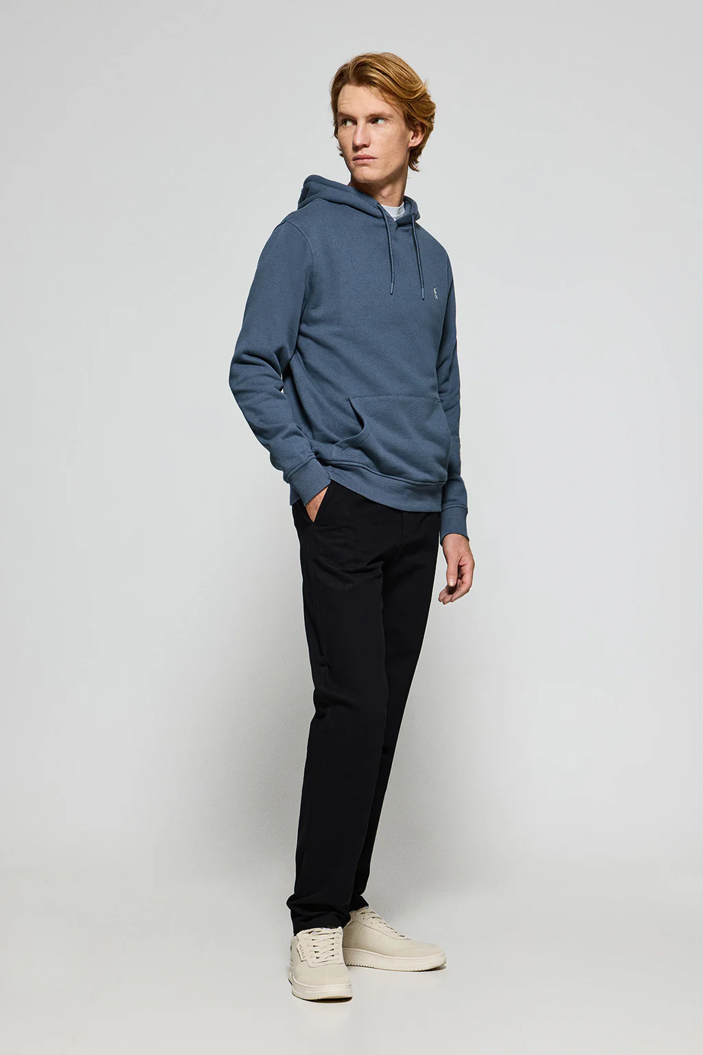 Sudadera azul denim de capucha y bolsillos con logo bordado Rigby Go - Image 3