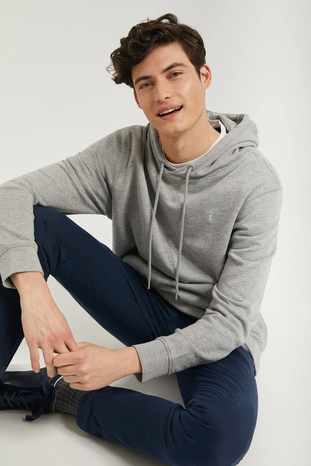 Sudadera con capucha y bolsillos gris vigoré con logo Rigby Go - Image 4