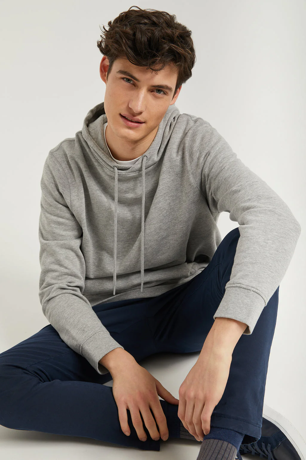 Sudadera con capucha y bolsillos gris vigoré con logo Rigby Go - Image 5