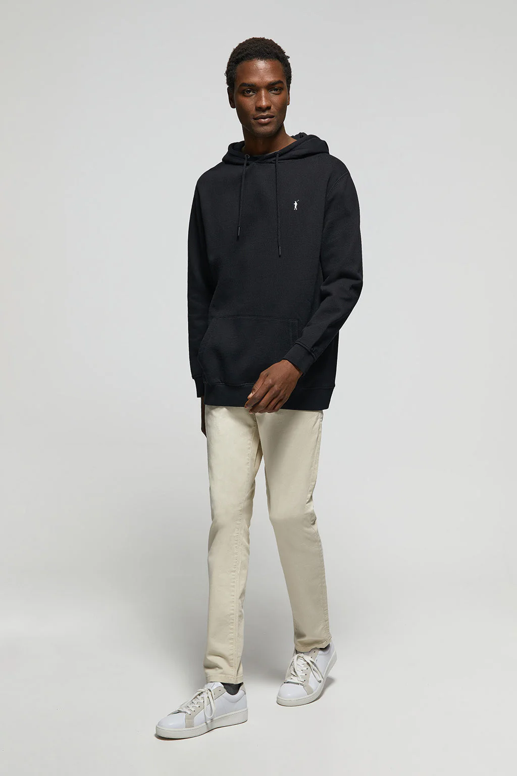 Sudadera con capucha y bolsillos negra con logo Rigby Go - Image 3