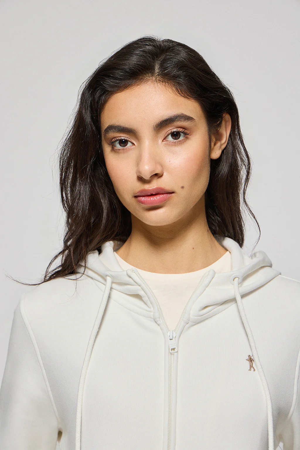 Sudadera beige de bolsillos con cremallera y capucha con bordado Rigby Go - Image 2