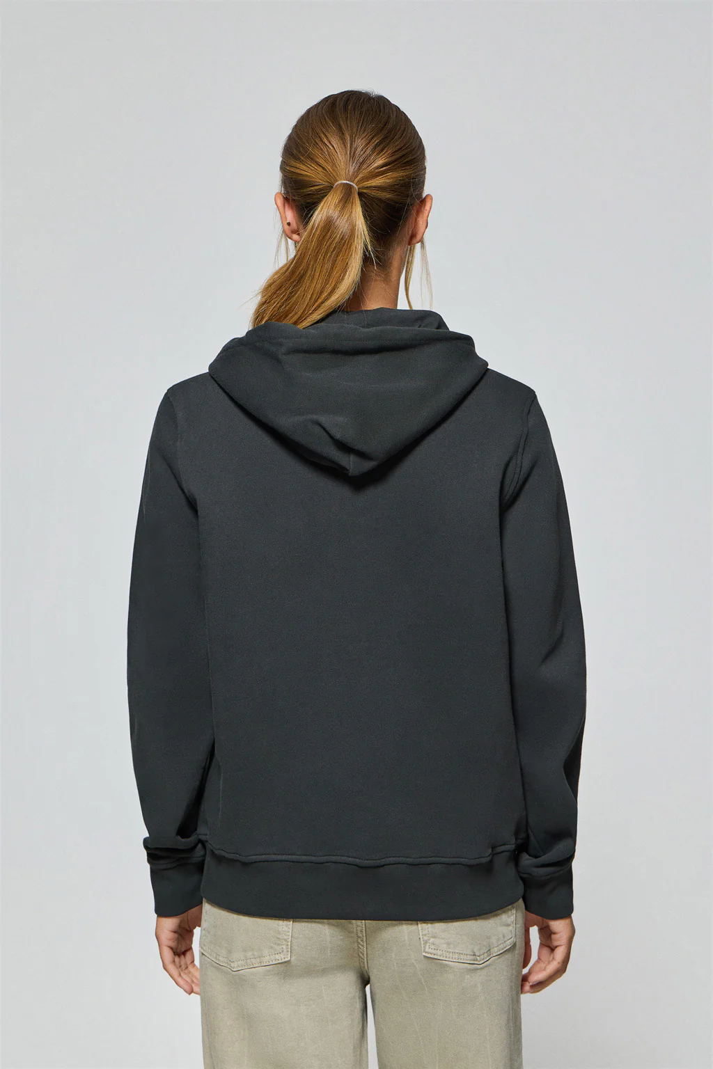 Sudadera negra de bolsillos con cremallera y capucha con bordado Rigby Go - Image 4