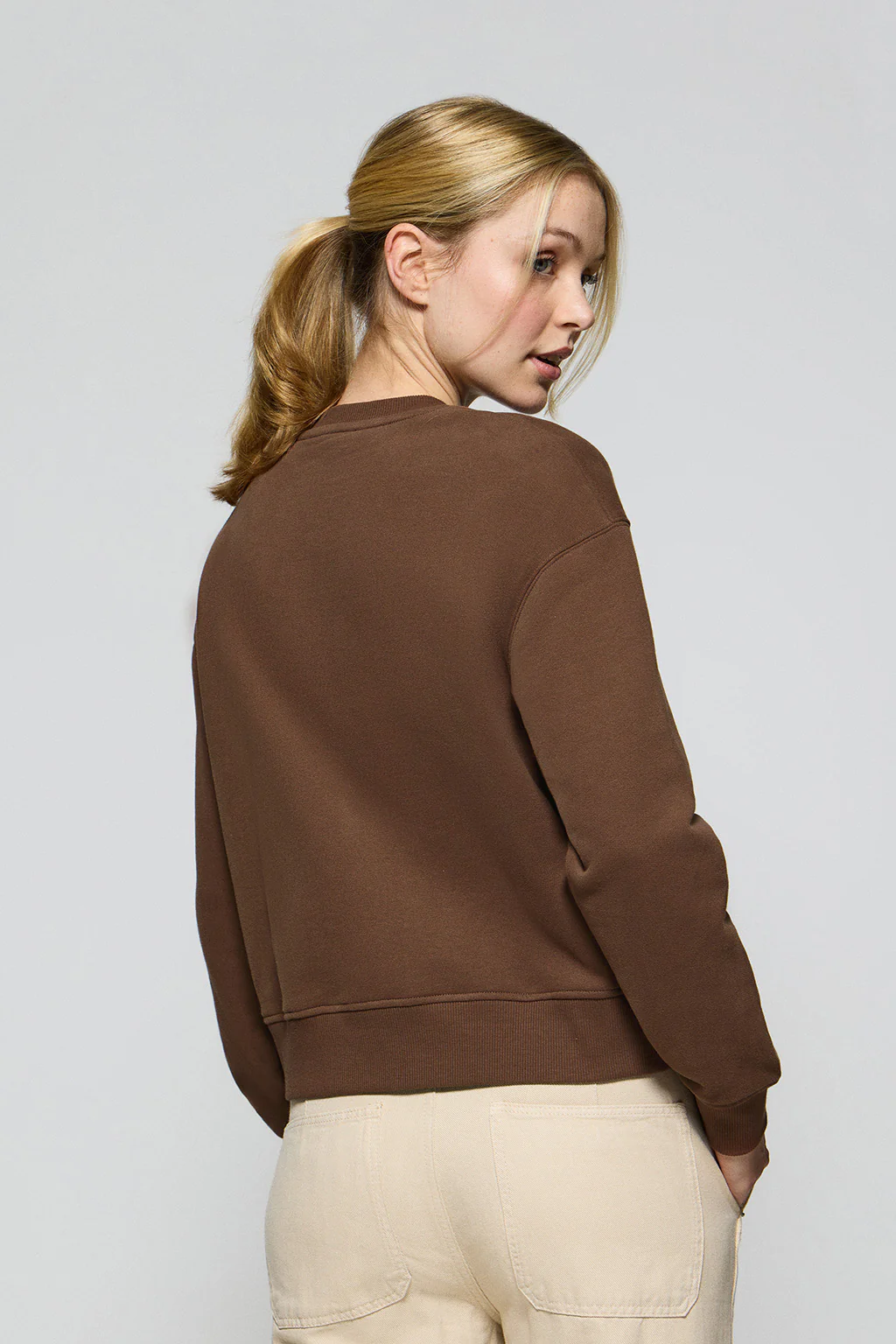 Sudadera de cuello redondo marrón con logo bordado Rigby Go - Image 4
