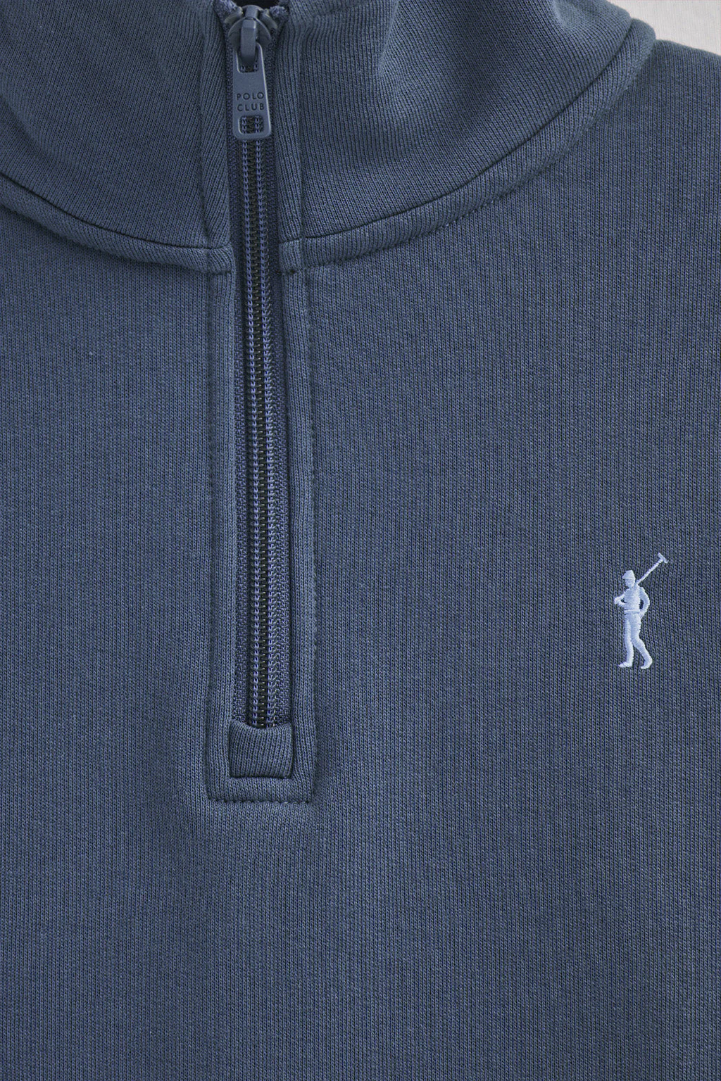 Sudadera azul denim con media cremallera y logo Rigby Go - Image 6