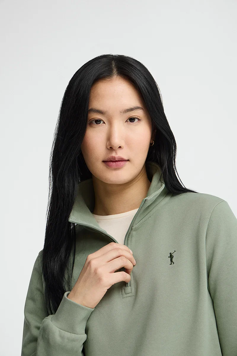 Sudadera verde pálido con cuello cremallera y logo Rigby Go - Image 2