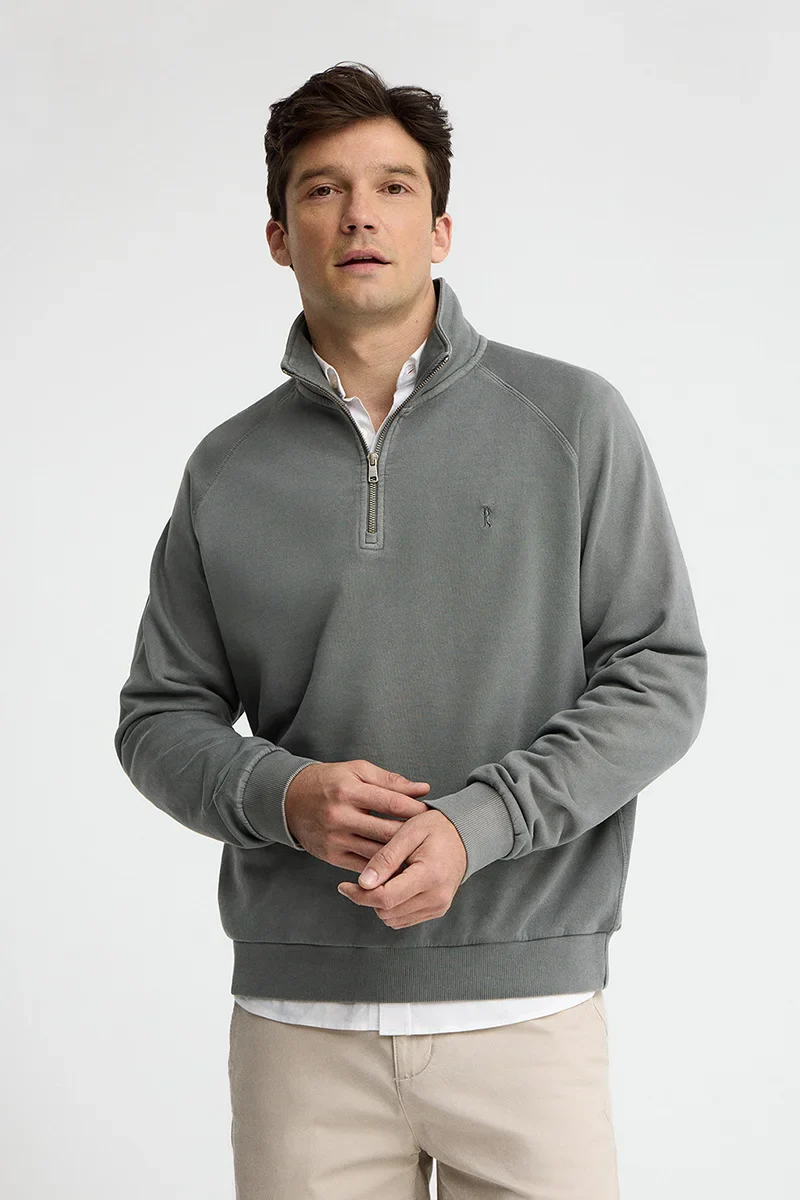 Sudadera color asfalto con cuello cremallera y bordado Rigby Go - Image 2