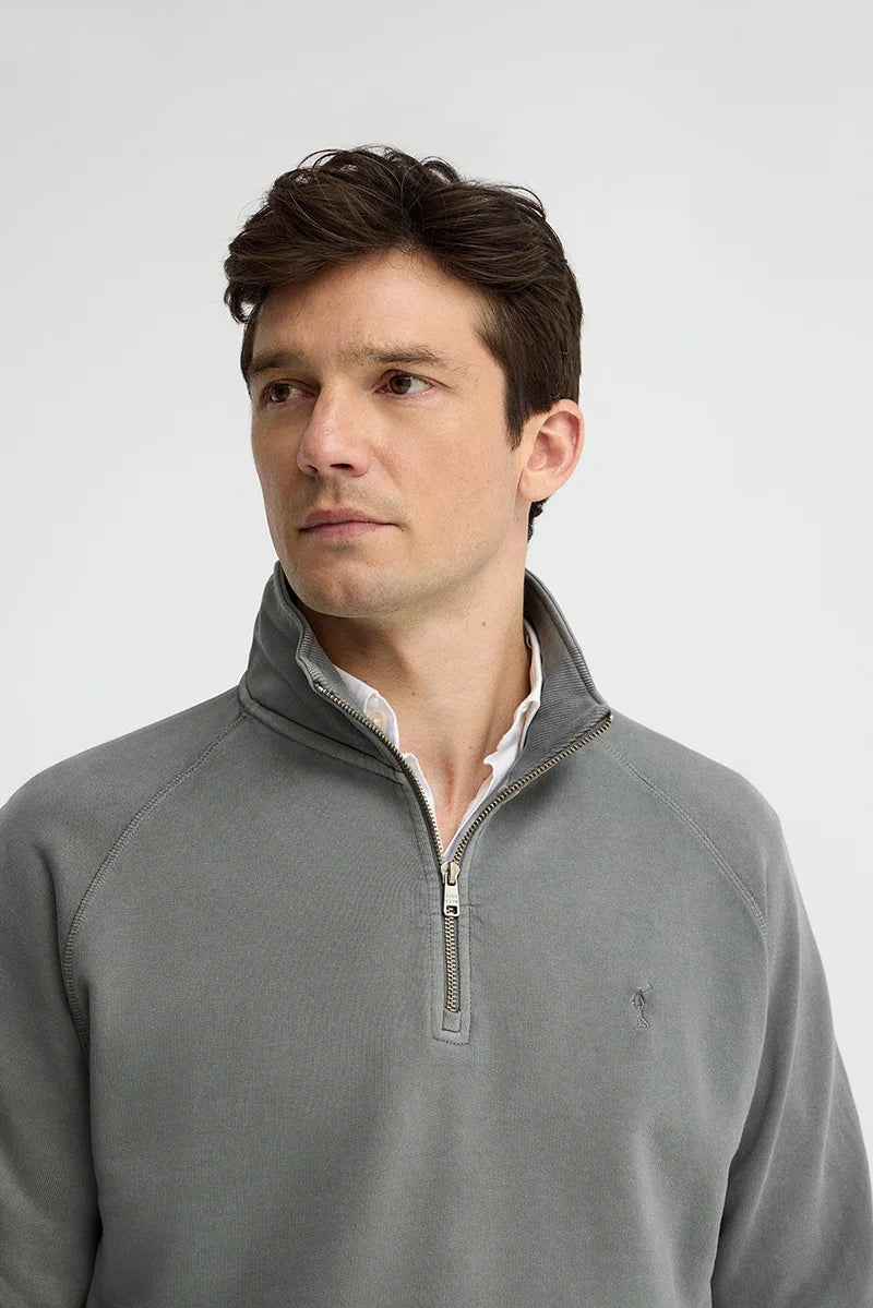 Sudadera color asfalto con cuello cremallera y bordado Rigby Go - Image 3